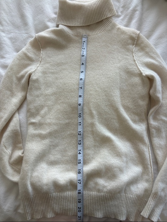 100% cashmere Cream Turtleneck Sweater - Picture 6 of 6